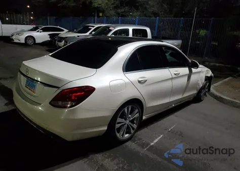 2015 Mercedes-Benz C 300 z USA, uszkodzony, nr VIN 55SWF4JB7FU056204